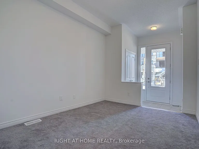 2038 Cameron Lott Cres — Photo 3