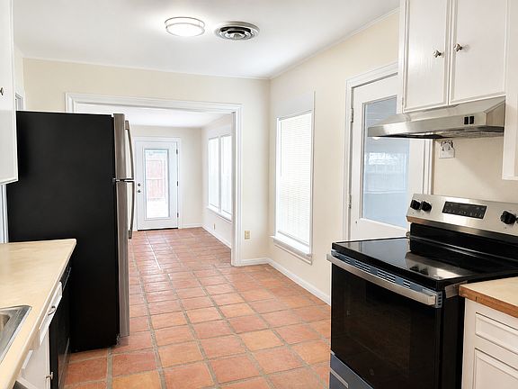 2nd image of 2111 Live Oak St
