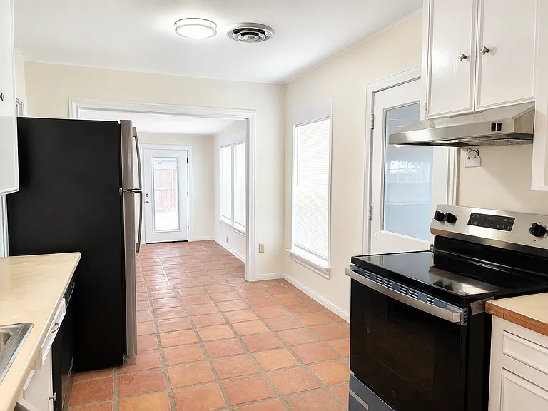 2111 Live Oak St — Photo 2