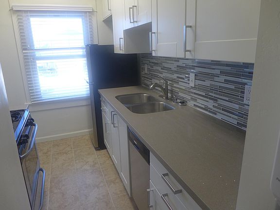5th image of 2027 Front St APT 3