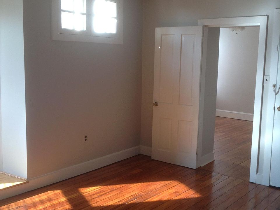 Entrance to bedroom.