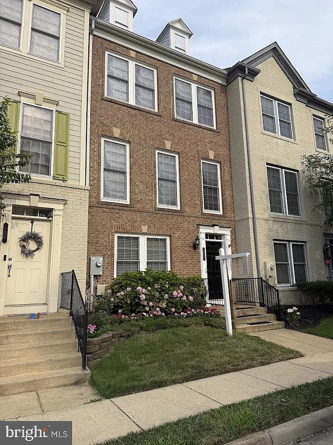 4 bed, 3.5 bath, 2204 sqft, $3,300 — Photo 1