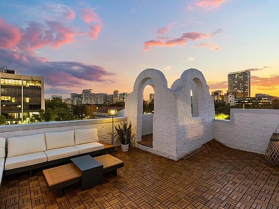 3rd image of 601 E Ridgewood St