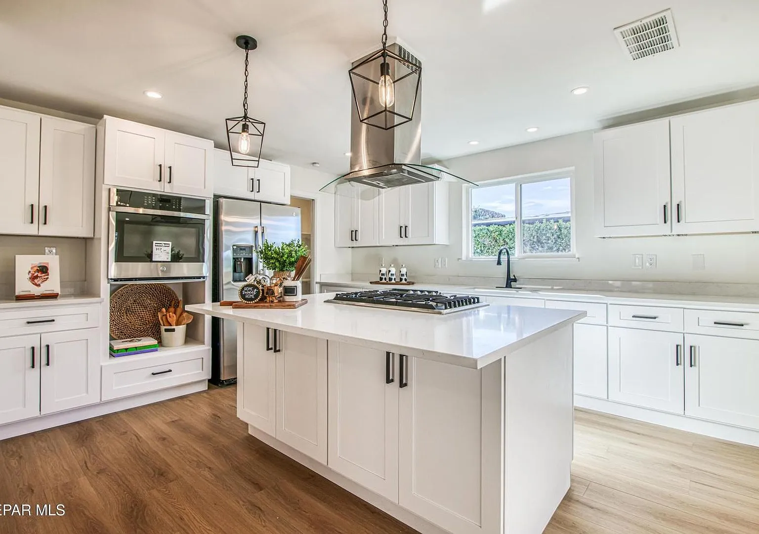 Beautiful remodel 3 bed-2 baths plus extra office space home in Kern Place — Photo 3