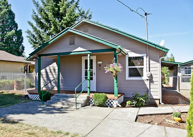 263 NW Wade St photo 1