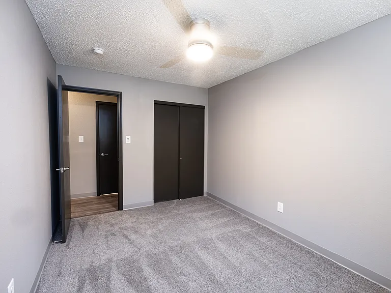 Caesar Square Apartments — Photo 11