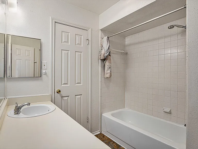 510 Clarence St #510 — Photo 8