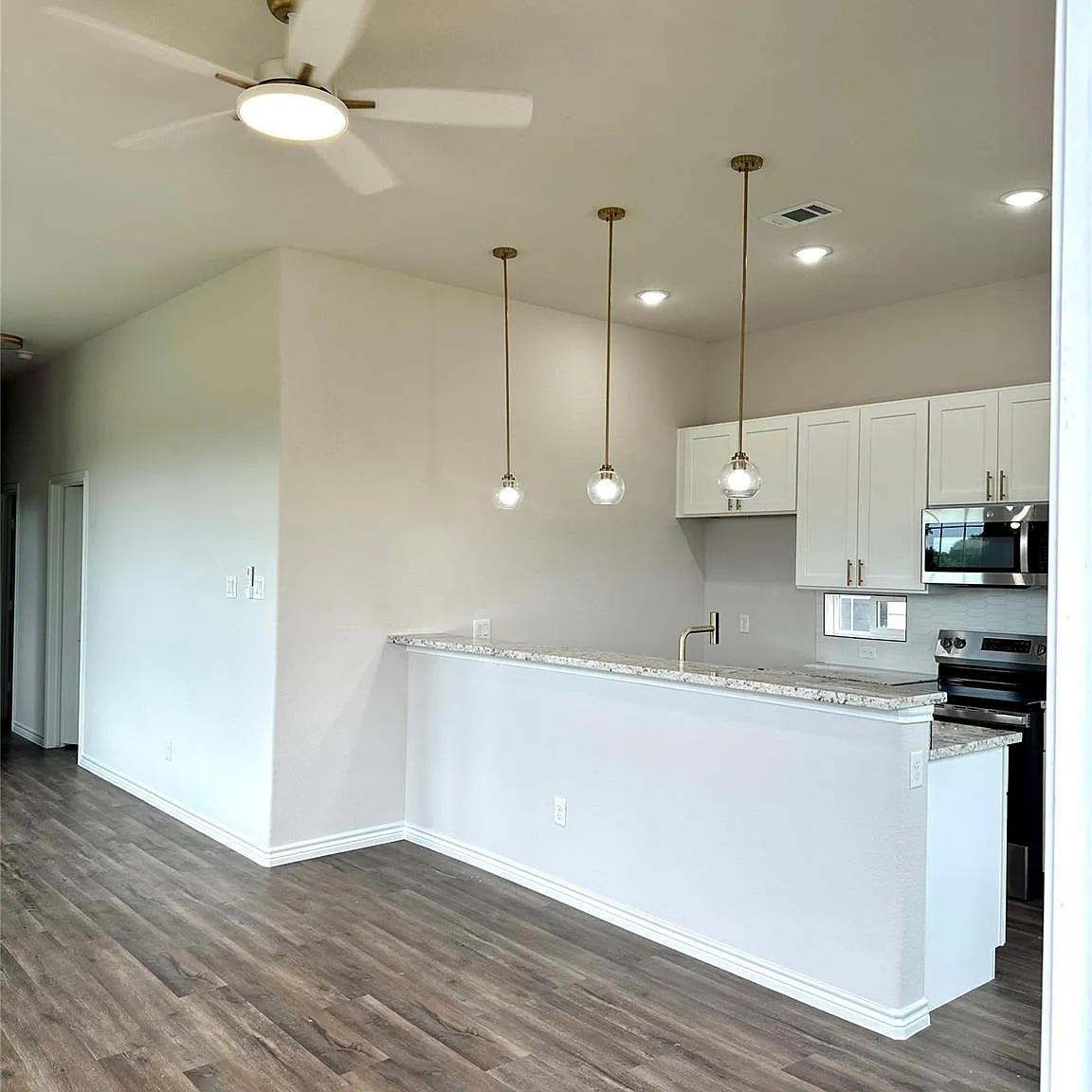 3 bed, 2.0 bath, $2,300 — Photo 2