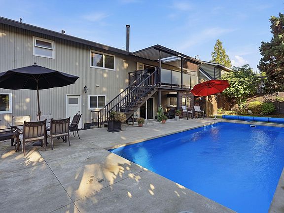 3rd image of 11492 Commonwealth Cres