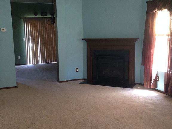 5th image of 944 Willow Creek Dr