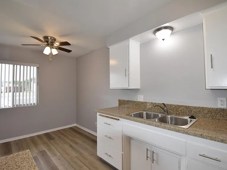 306 E Badillo St — Photo 7