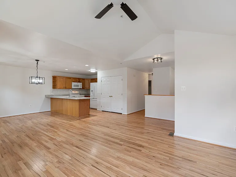 211 Westlake Blvd — Photo 3