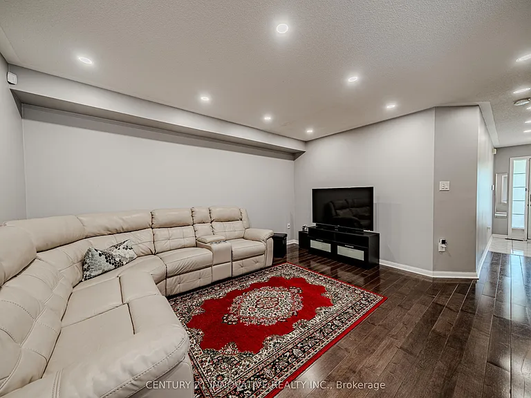 28 Samandria Ave #UPPER — Photo 12