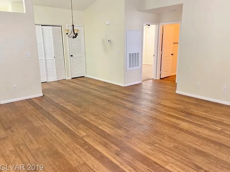 744 Anne Ln — Photo 3