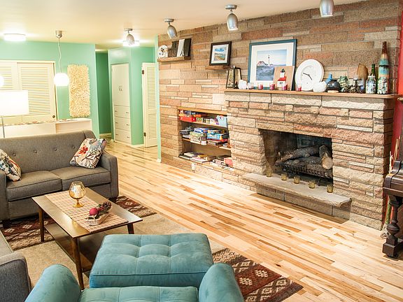 Gas fireplace w/ builtins