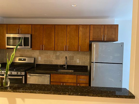 4th image of 911 McLean Ave APT C3