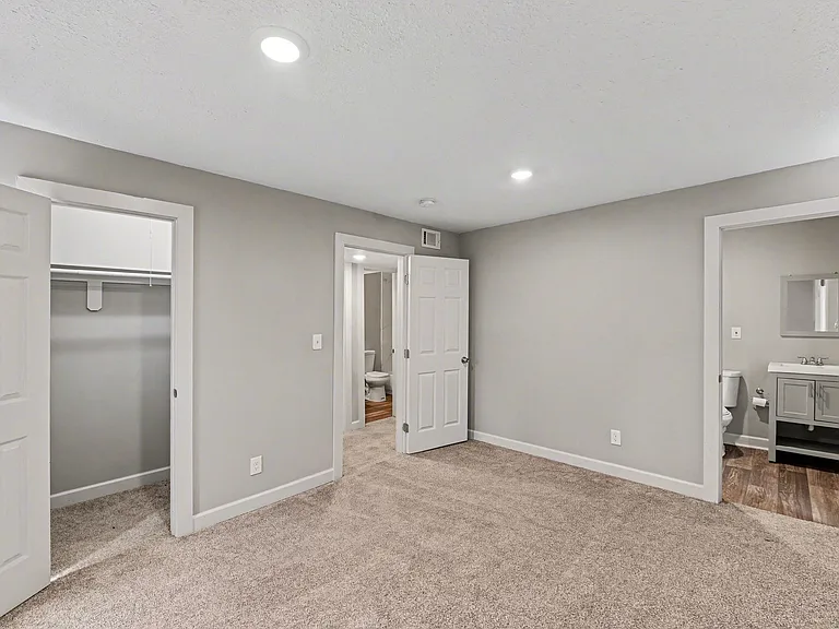 Meadowbrook Apartments — Photo 12
