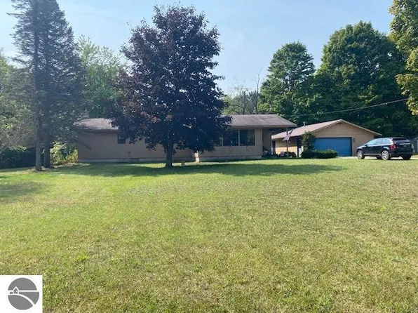 7841 Cadillac Hwy, Benzonia, MI 49616
