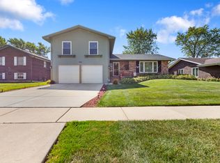 1045 Nottingham Ln, Hoffman Estates, IL 60169