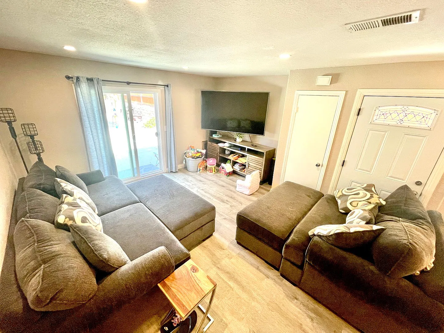 Fully remodeled house in Spring Valley on a beautifully manicured lot — Photo 4