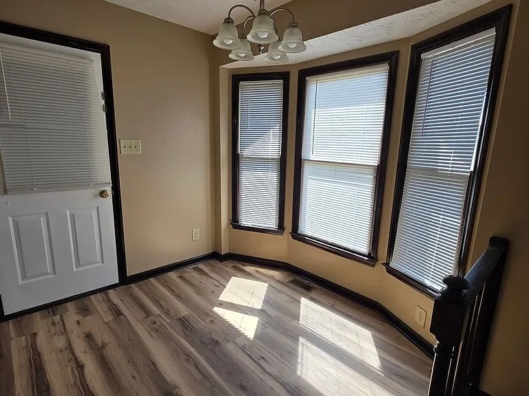 513 Roundtree Dr — Photo 5