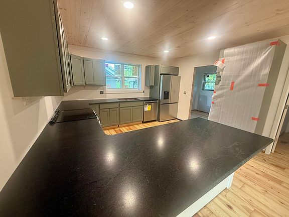 5th image of 133 Maple Ave