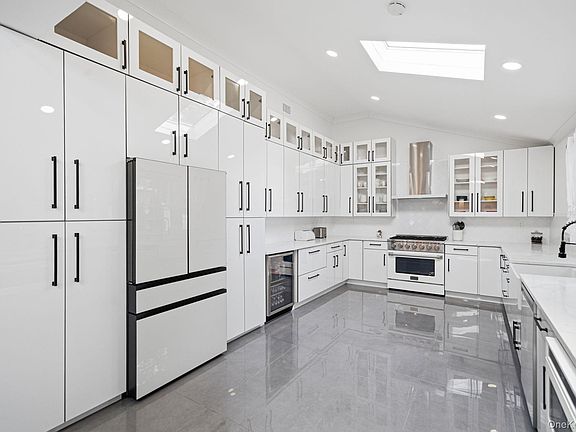 4th image of 11 Gallatin Drive