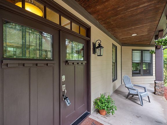 3rd image of 205 Carrie Dr