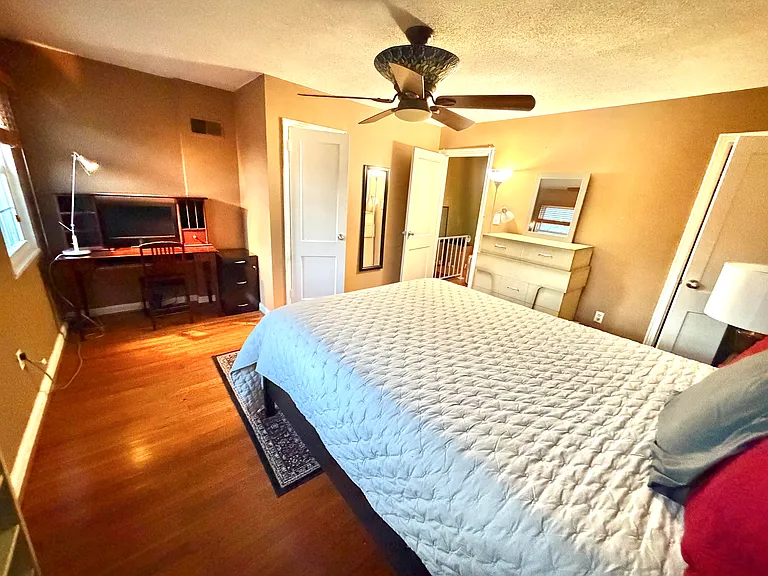 w/sizeable office nook/alcove(queen bed)