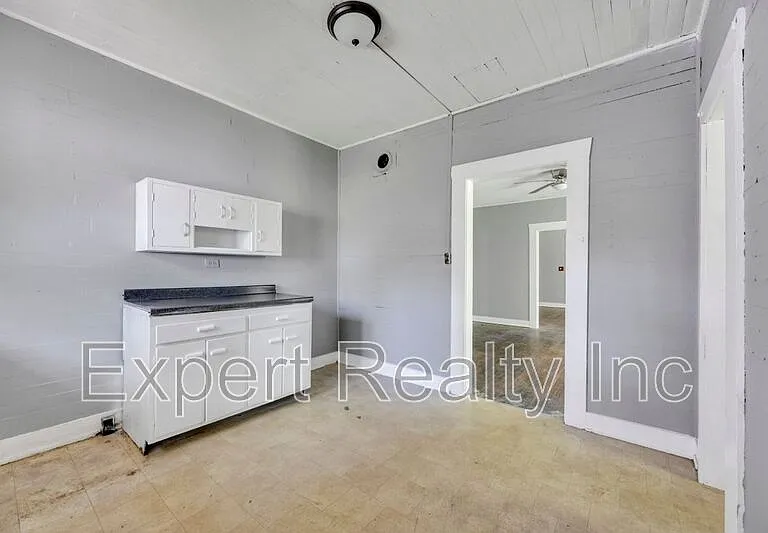 608 5th Ave — Photo 11