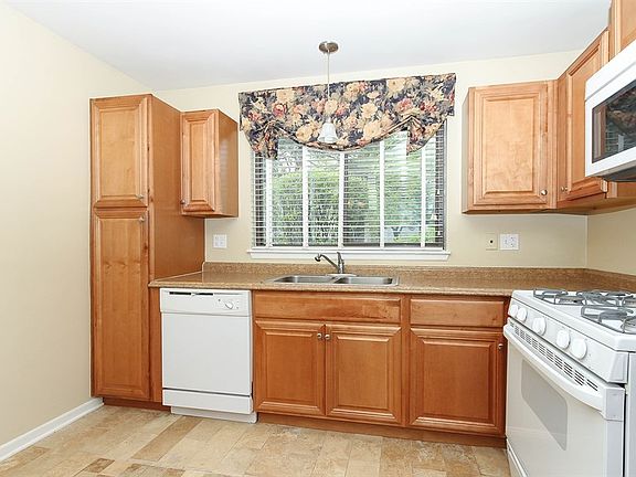 3rd image of 947 Manchester Cir