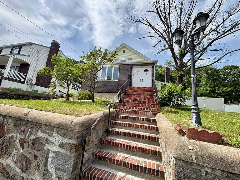 1318 Salem St — Photo 34