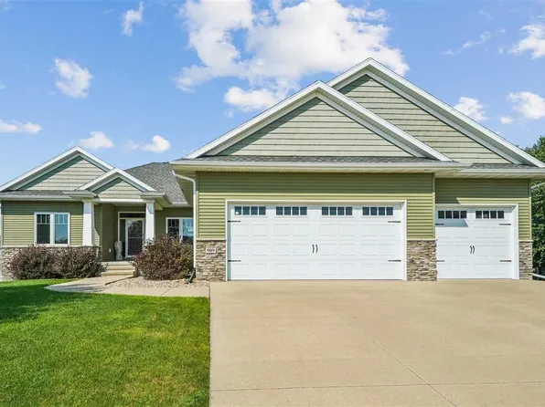 909 Aster Ct, Fairfax, IA 52228