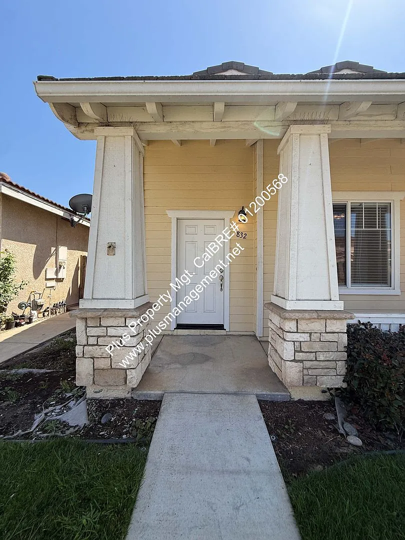 Large Two Story Home in Bradley Square Located Near Shopping/101 Frwy — Photo 3