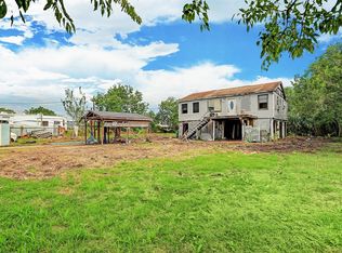 925 15th St, San Leon, TX 77539