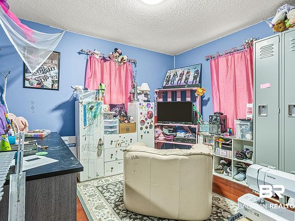 4th image of 8826 Hillside Cir E