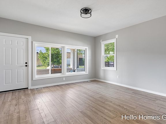 5th image of 39 Fair St SE