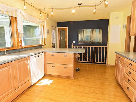 3rd bedroom/den w/built-ins on main