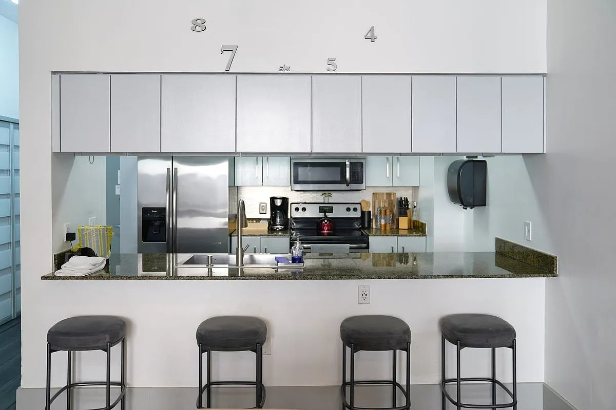 2 bed, 1.0 bath, 1072 sqft, $4,300 — Photo 2