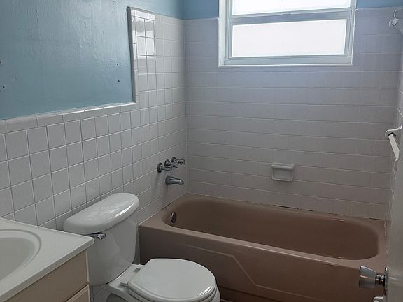 2nd image of 500 SW 27th Ter APT 4