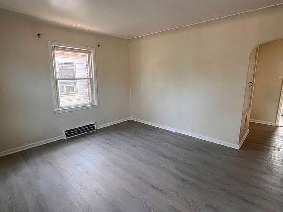 4th image of 18433 Conley St