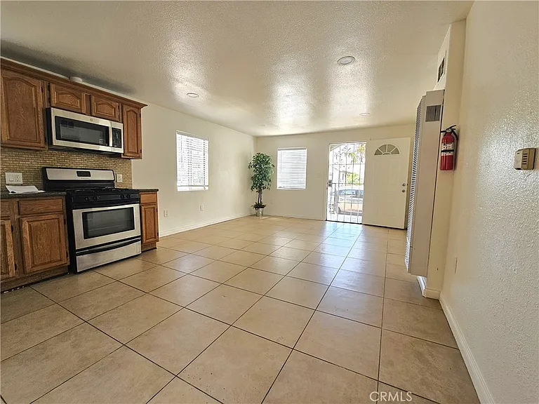654 W 21st St — Photo 11