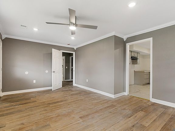 3rd image of 5921 Linden St