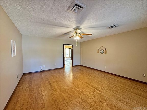 5th image of 1504 N Knoxville Ave