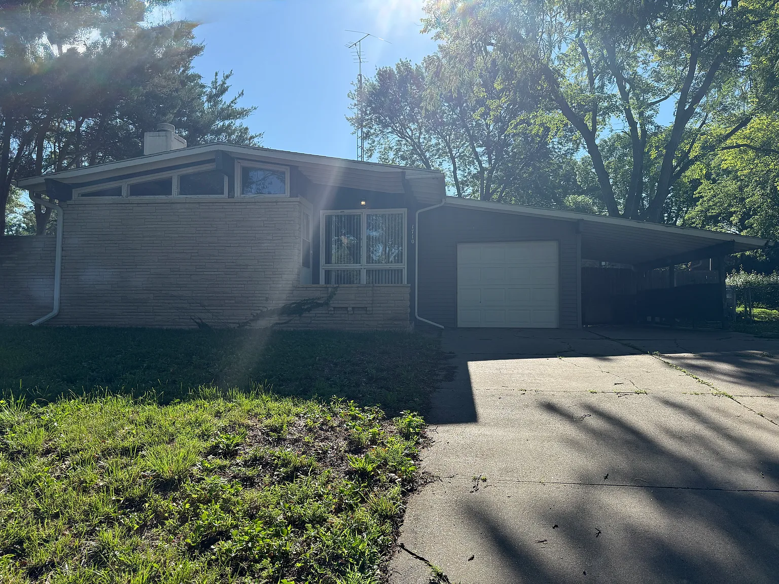 3 bed, 1251 sqft, $1,895 — Photo 1