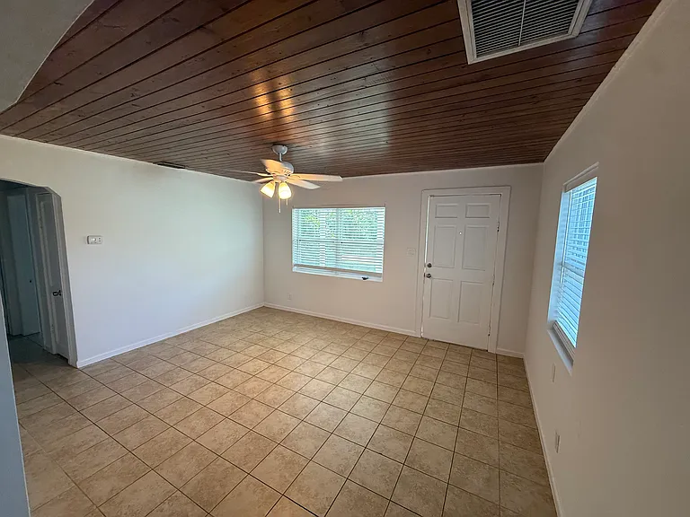 715 W Indiana Ave — Photo 7
