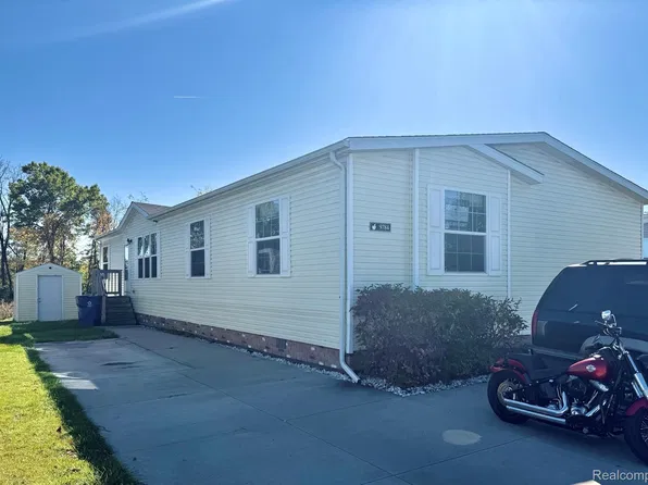 9784 Birmingham Dr, Fenton, MI 48430