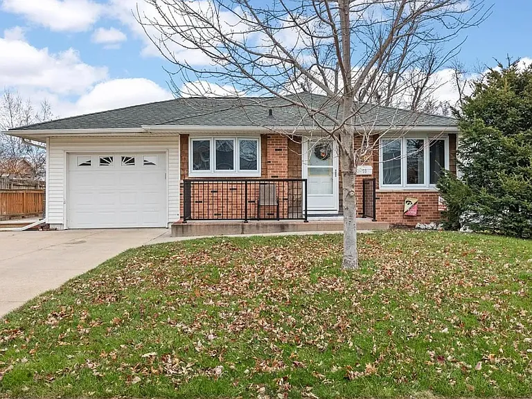 59 Fleetwood Rd NW — Photo 2