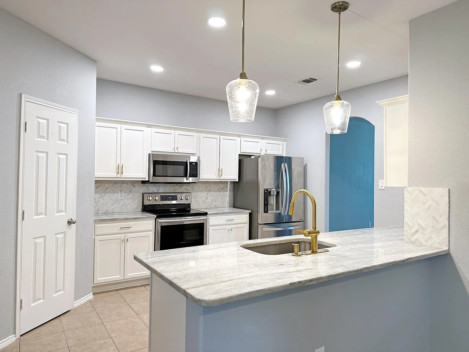 4 bed, 2.5 bath, 2100 sqft, $2,700 — Photo 4