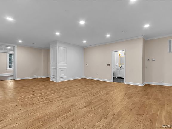 4th image of 2481 E Cloverdale Park